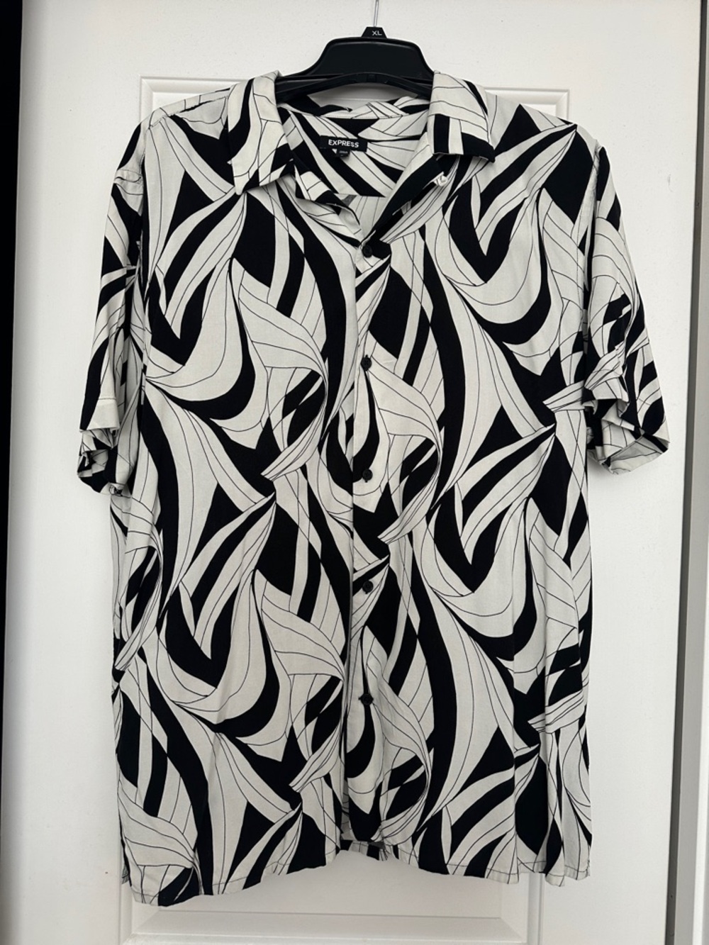 Men Express Black & White Swirl Print Short Sleeve Button-Up Shirt